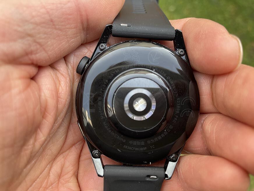 Man sieht die Sensoren auf der Unterseite der Huawei Watch GT 2.